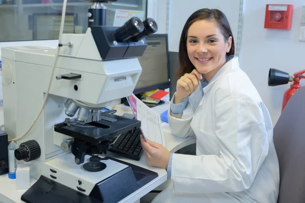 Técnico de laboratorio profesional y profesión —  Fotos de Stock