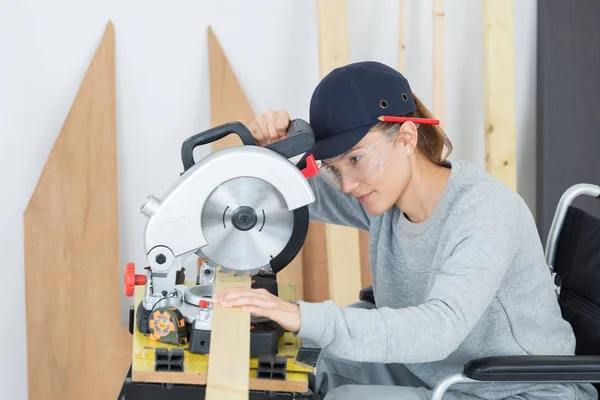 Mujer carpintero usando sierra circular —  Fotos de Stock