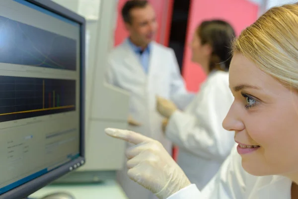 Científicos médicos que utilizan maquinaria digital en el laboratorio — Foto de Stock