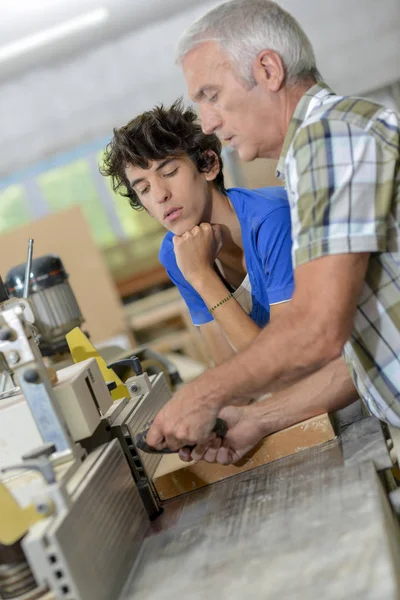 Zwei Zimmerleute, die von einer Maschine abgeholt wurden — Stockfoto