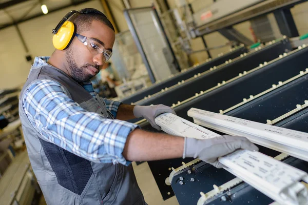 Porträt eines Arbeiters in der Nähe einer Metallbearbeitungsmaschine — Stockfoto