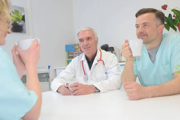 Mitarbeiter macht Kaffeepause und spricht über die Arbeit — Stockfoto