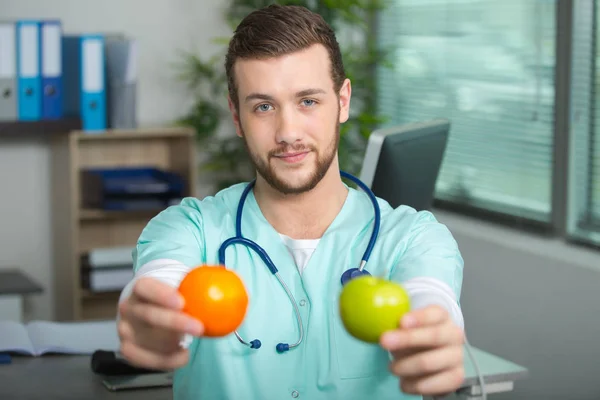 Männlicher Arzt mit Früchten — Stockfoto