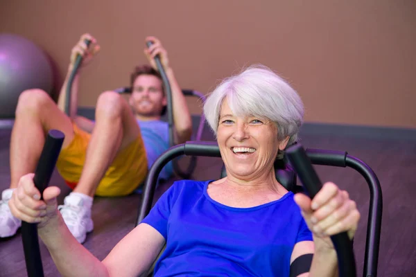 Starší žena a žena muž dělá sit ups — Stock fotografie