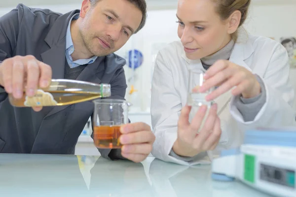 Experimento químico en laboratorio — Foto de Stock