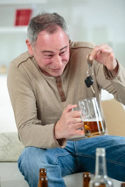Взрослый пьяный мужчина с ключами от машины — стоковое фото