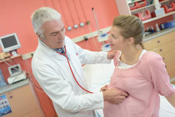 Frisk gravid kvinna vid tentamen i läkare-gynekolog — Stockfoto
