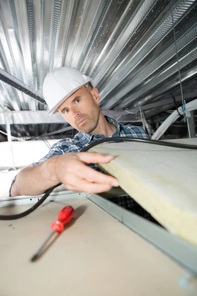 Man installeren verlaagde plafond — Stockfoto