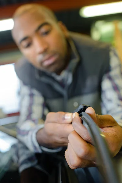 Attente technicus tot vaststelling van de kabel in de serverruimte — Stockfoto