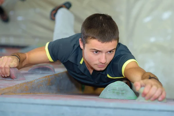 Jeune escalade et alpiniste — Photo