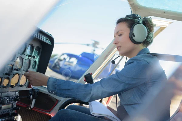 Jeune femme pilote d'hélicoptère — Photo