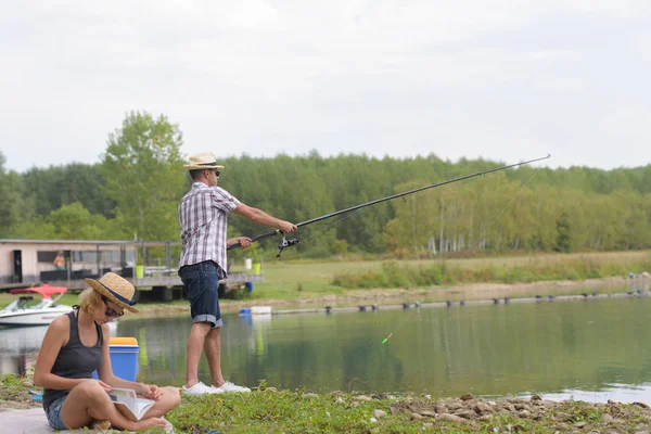 夫妇钓鱼在湖 — 图库照片