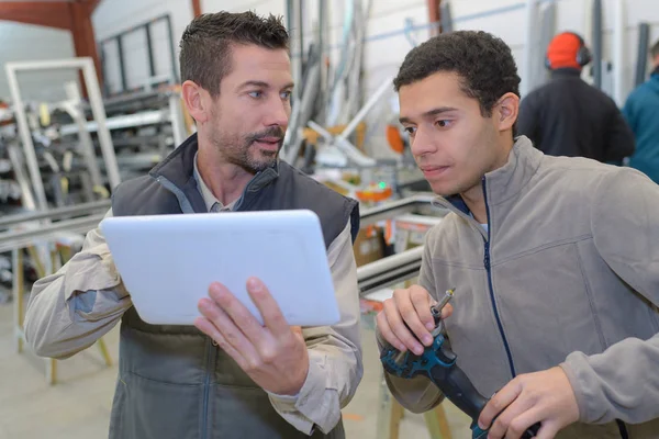 Dar los detalles exactos al trabajador — Foto de Stock