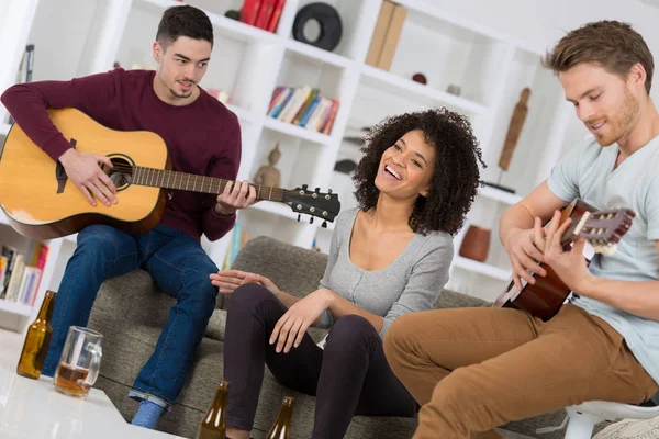 Friends playing and singing — Stock Photo, Image