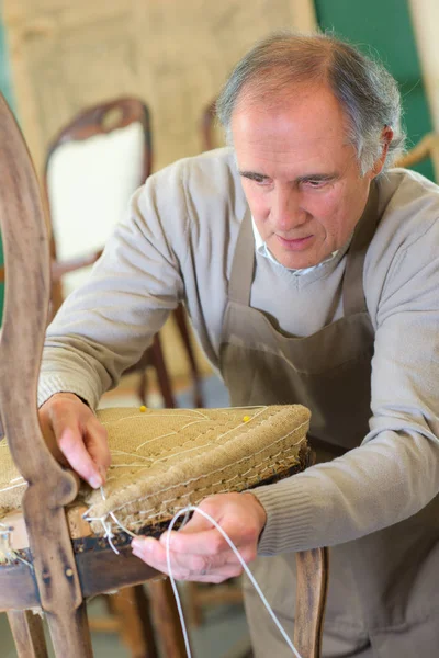 Handwerker repariert einen Stuhl — Stockfoto