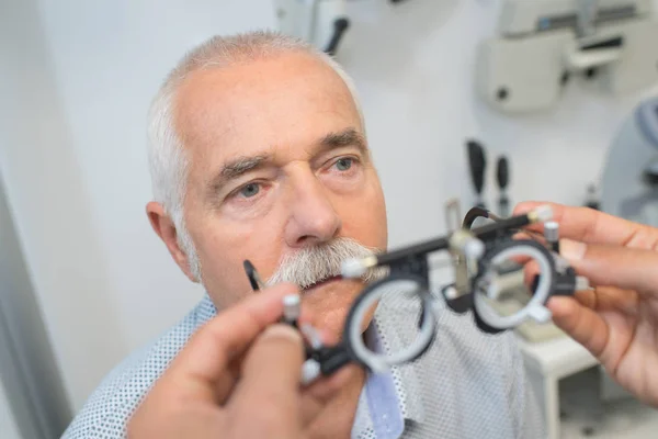 Augenarzt bestimmt Dioptrien bei Senioren genau — Stockfoto