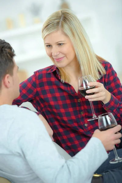 Pareja bebiendo vino y pareja — Foto de Stock