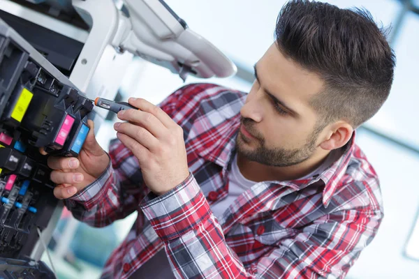 Elettricista al lavoro ed elettricista — Foto Stock