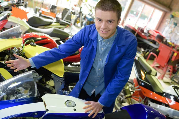 En motorcykel butik och motorcykel — Stockfoto