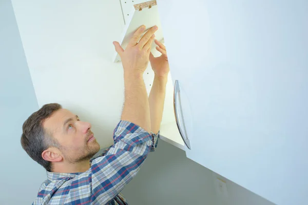 Uomo che installa una cucina — Foto Stock