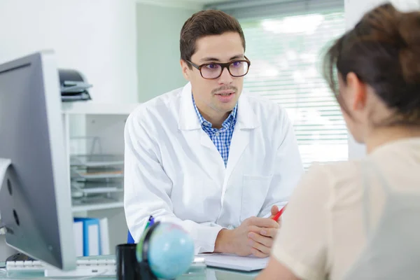 Giovane medico sta parlando con la sua paziente femminile — Foto Stock