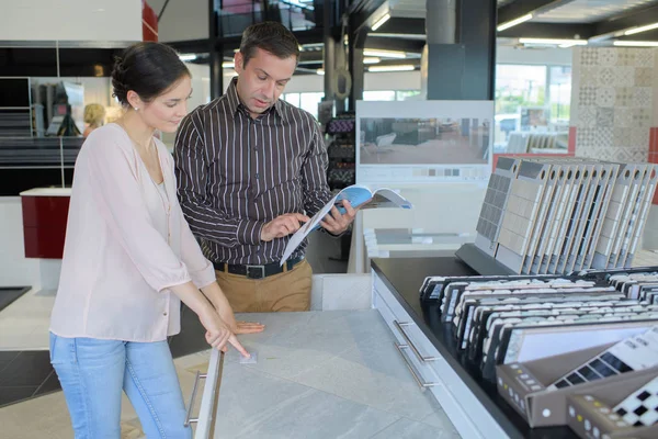 Trabalhador loja hardwarer com cliente do sexo feminino — Fotografia de Stock