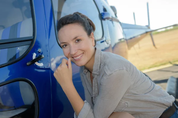 Vrouw op helikopter achtergrond — Stockfoto