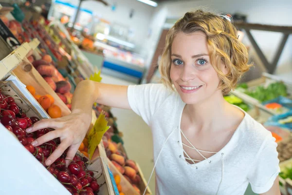 Fille dans la stalle de fruits — Photo