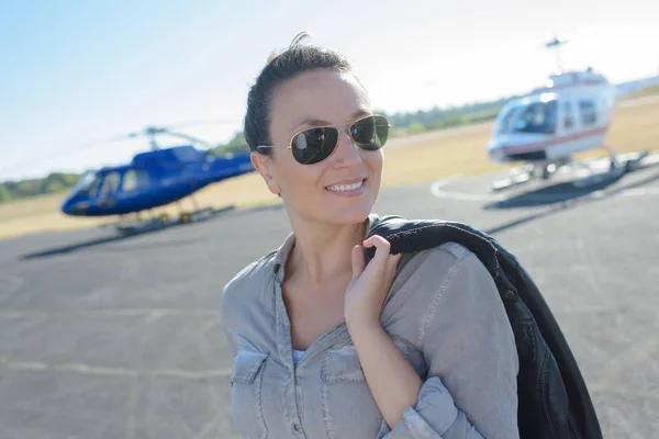 Happy beautiful newlyweds to go in an helicopter — Stock Photo, Image