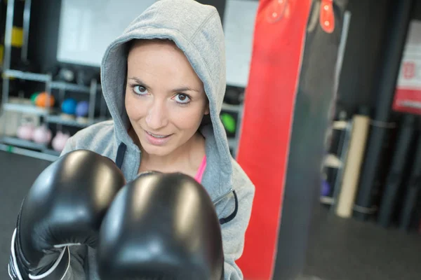 Portret van een vrouw die het dragen van bokshandschoenen — Stockfoto