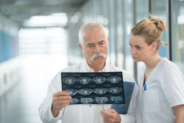 Trabajadores médicos que observan los resultados del escaneo — Foto de Stock