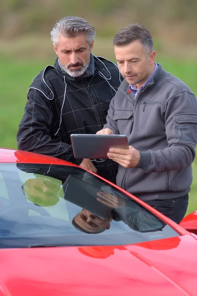 Pilot and engineer reviewing performance during speed tests — Stock Photo, Image