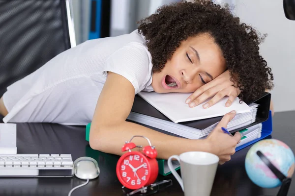 Уставшая деловая женщина засыпает на работе — стоковое фото