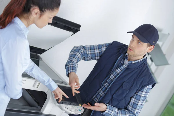 Hombre técnico hablando con trabajador acerca de impresora — Foto de Stock