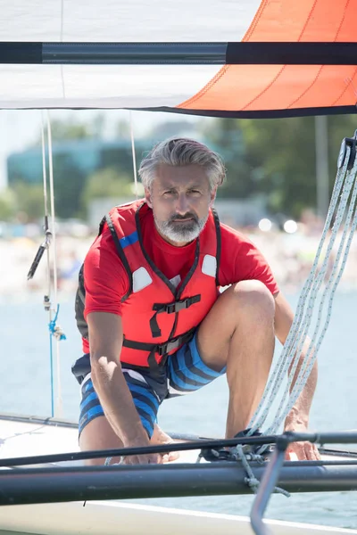 Professionelles Wassermanntraining auf dem See mit Katamaran — Stockfoto