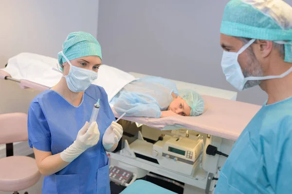 Cirurgiã anestesista na sala de cirurgia do paciente — Fotografia de Stock