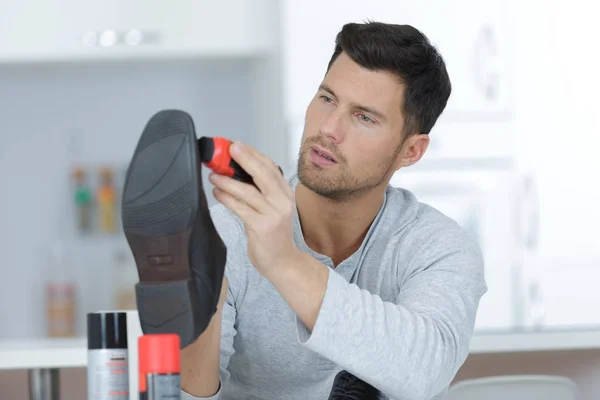 Hombre puliendo el zapato —  Fotos de Stock