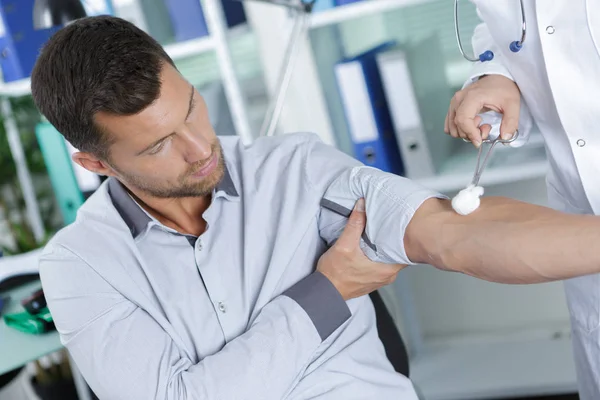 Paciente después del procedimiento de extracción de sangre —  Fotos de Stock