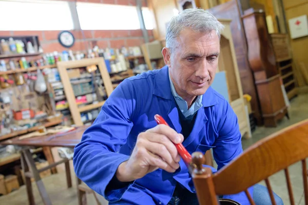 Carpenter working in his workshop — Stock Photo, Image