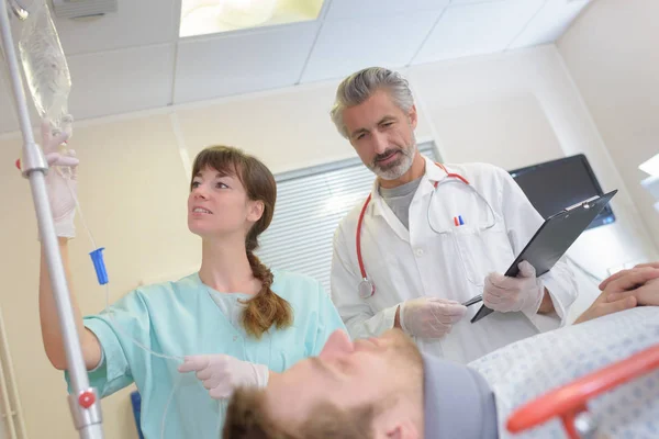 Medicinska teamet runt patienten bär hals stag — Stockfoto