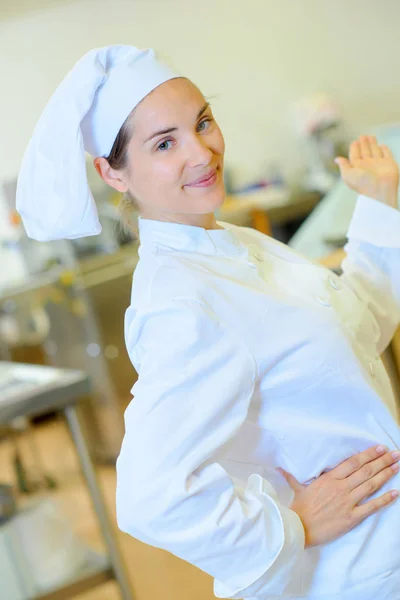 Chef introducing kitchen and young — Stock Photo, Image