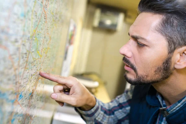 Werknemer op zoek op de kaart — Stockfoto