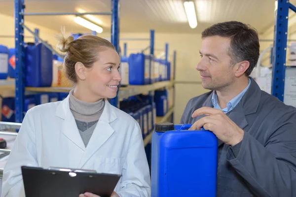 Colleghi di lavoro in magazzino — Foto Stock