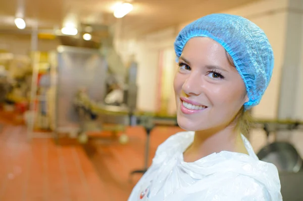 Fröhlich lächelnde Frau in weißen Mänteln arbeitet an moderner Fabrik — Stockfoto