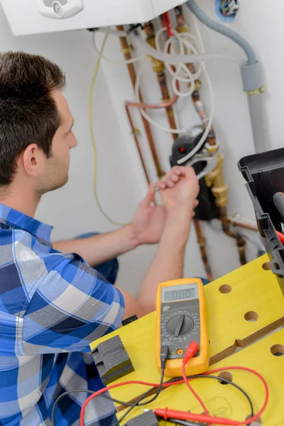 Elektricien doen boiler — Stockfoto