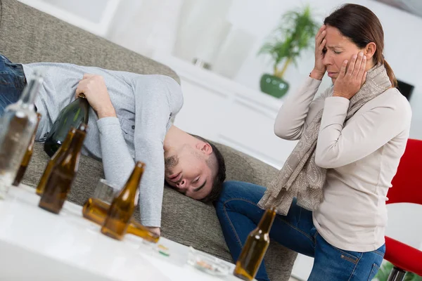 Madre angustiada encontrando hijo desmayado por el alcohol — Foto de Stock