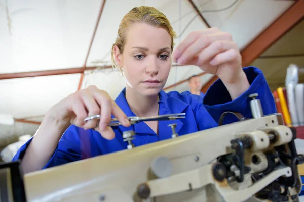 Fio de corte de mulher na máquina de costura industrial — Fotografia de Stock