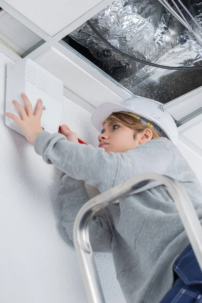 Mulher fixação teto em casa — Fotografia de Stock