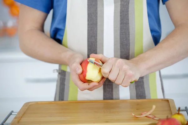 Peeling egy almát vágd ki az ember Stock Kép