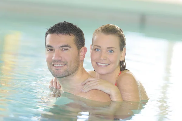 Paar im Schwimmbad — Stockfoto